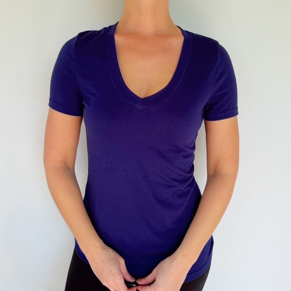 Navy blue v-neck short sleeve stretch tee size medium